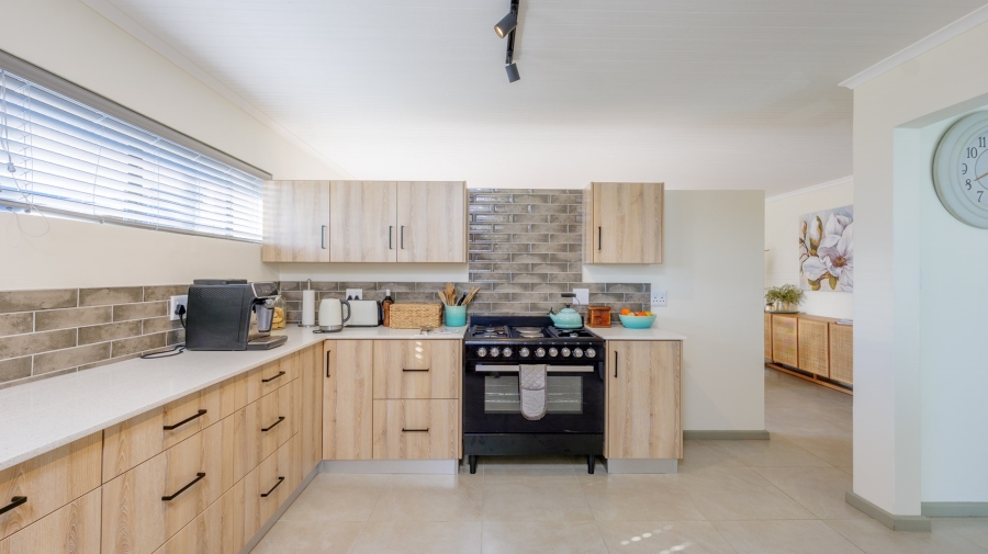 4 Bedroom Property for Sale in Struisbaai Western Cape